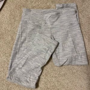 Lululemon size 6 wunder under cropped